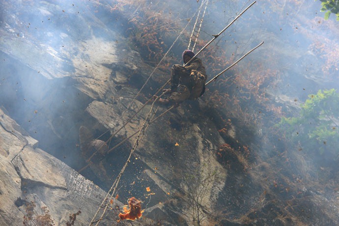 nepal_honey_hunters_22