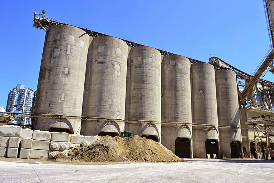 giants-graffiti-industrial-silos-os-gemeos-71