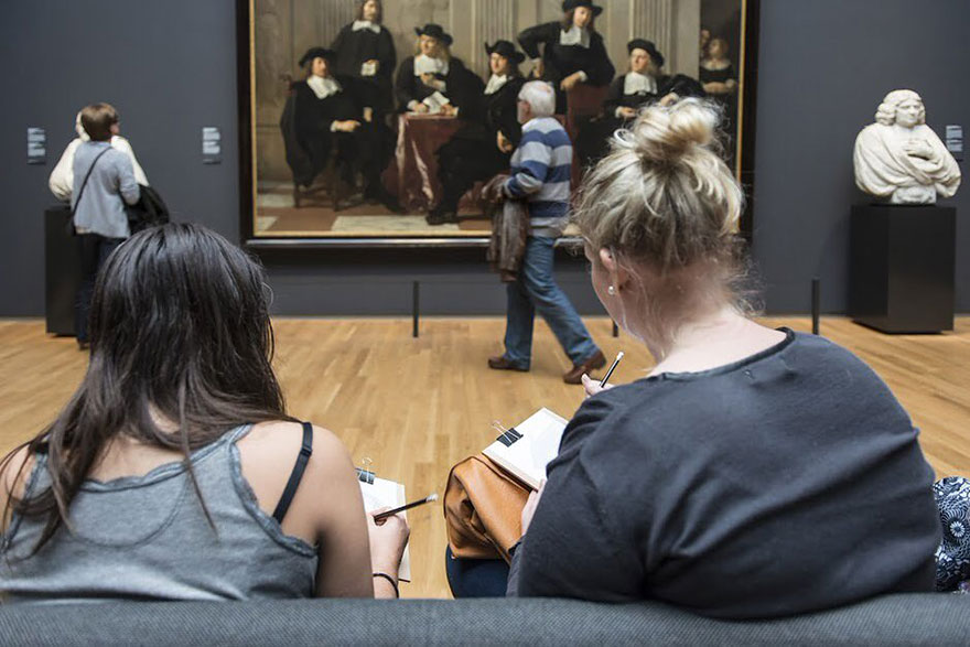 5museum-visitors-draw-artwork-start-drawing-rijksmuseum-5