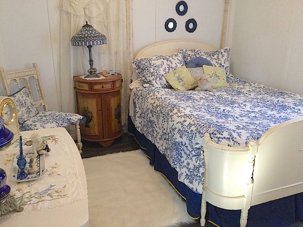 i-turned-an-18-year-old-storage-shed-into-a-cottage-diy-home-decor-home-improvement-6