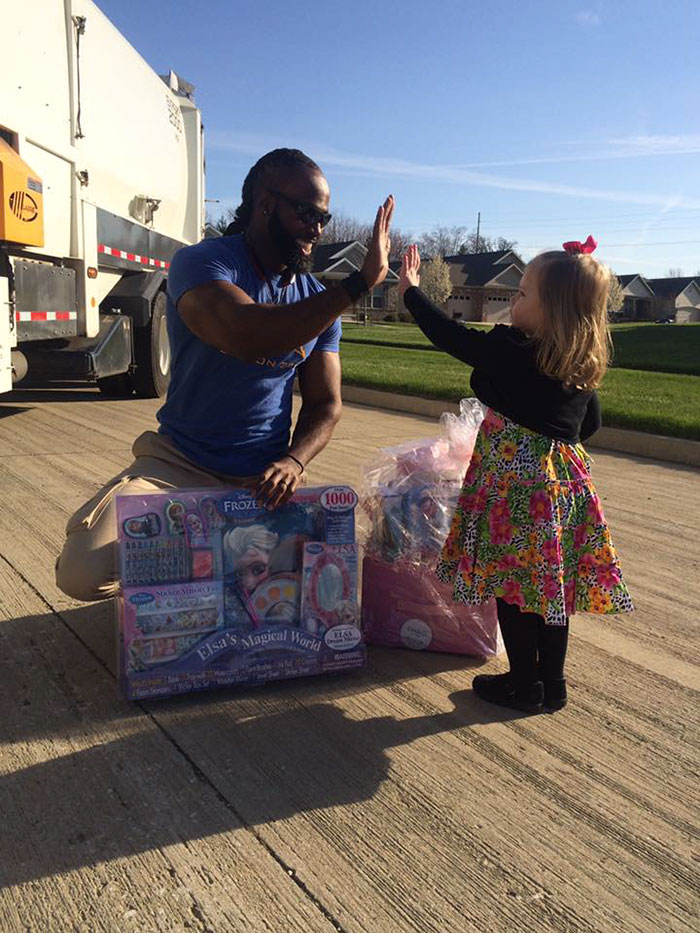 garbage-man-girl-birthday-gift-cupcake-delvar-dopson-brooklyn-9