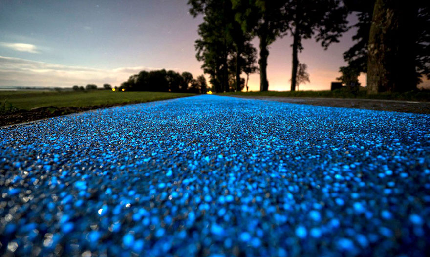 glowing-blue-bike-lane-TPA-instytut-badan-technicznych-poland-2