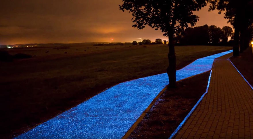 glowing-blue-bike-lane-TPA-instytut-badan-technicznych-poland-3