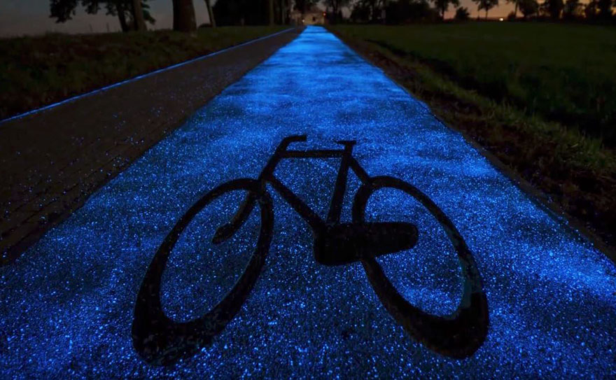 glowing-blue-bike-lane-TPA-instytut-badan-technicznych-poland-4