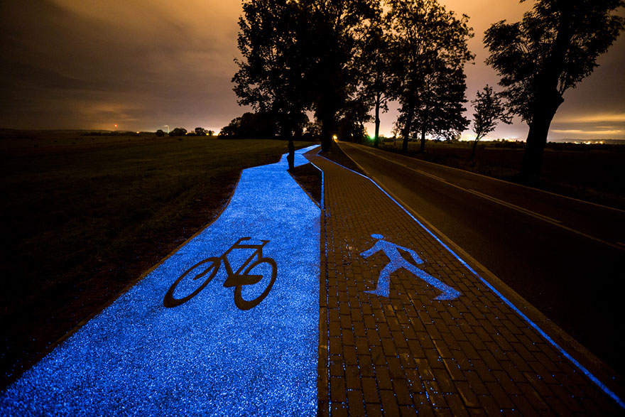 glowing-blue-bike-lane-TPA-instytut-badan-technicznych-poland-6