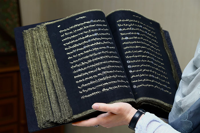 gold-black-silk-quran-tunzale-memmedzade-3
